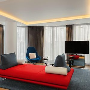 Supreme WOW Suite 1 King