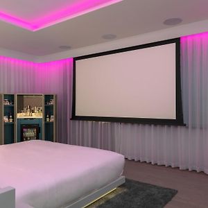 Supreme Screening Suite Suite 1 King